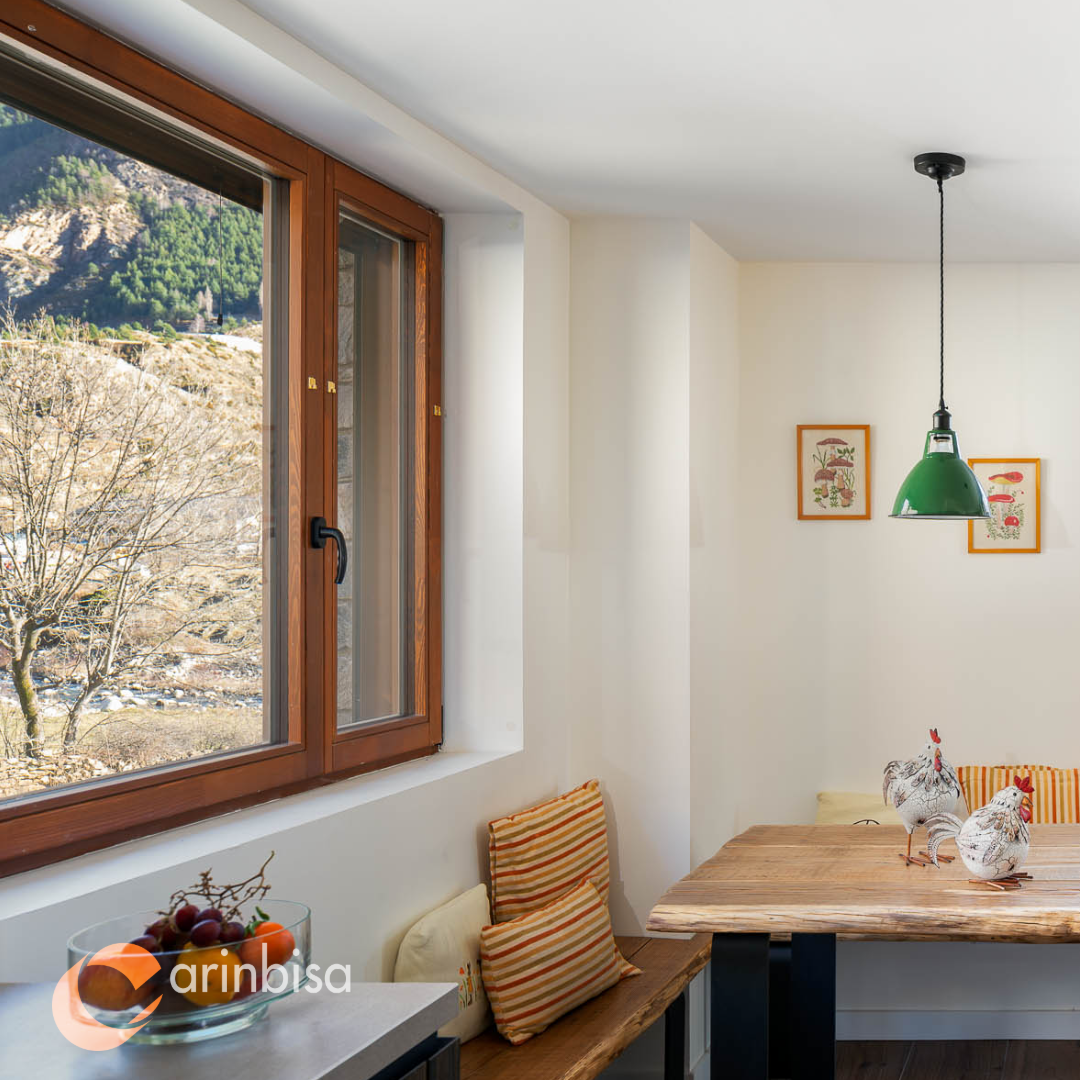 Ventanas de madera Serie V92 en el interior de Casa Monago