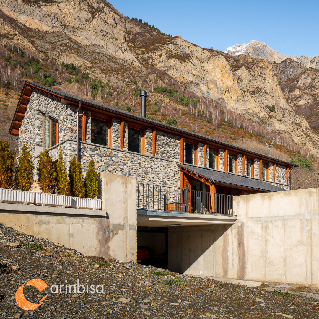 Vista exterior de Casa Monago integrada en el paisaje de Benasque