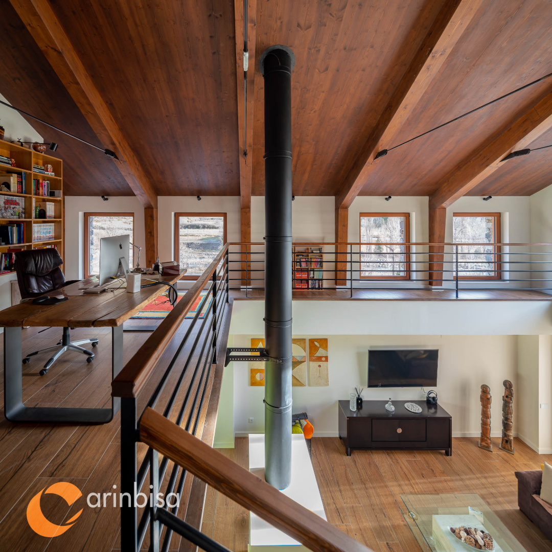 Espacio interior con carpintería de madera y continuidad material