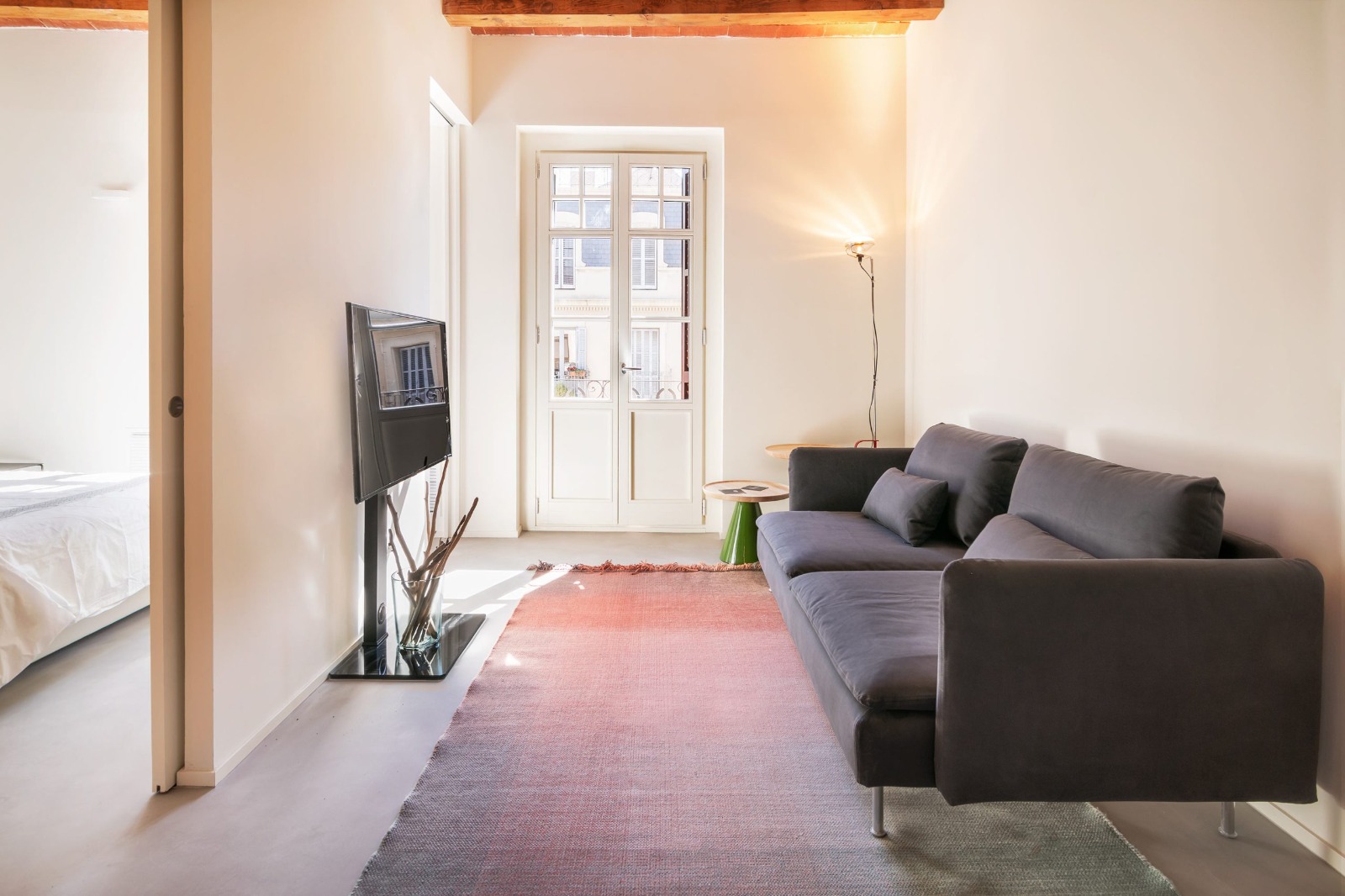 Salón de la vivienda rehabilitada con carpintería de madera y entrada de luz natural