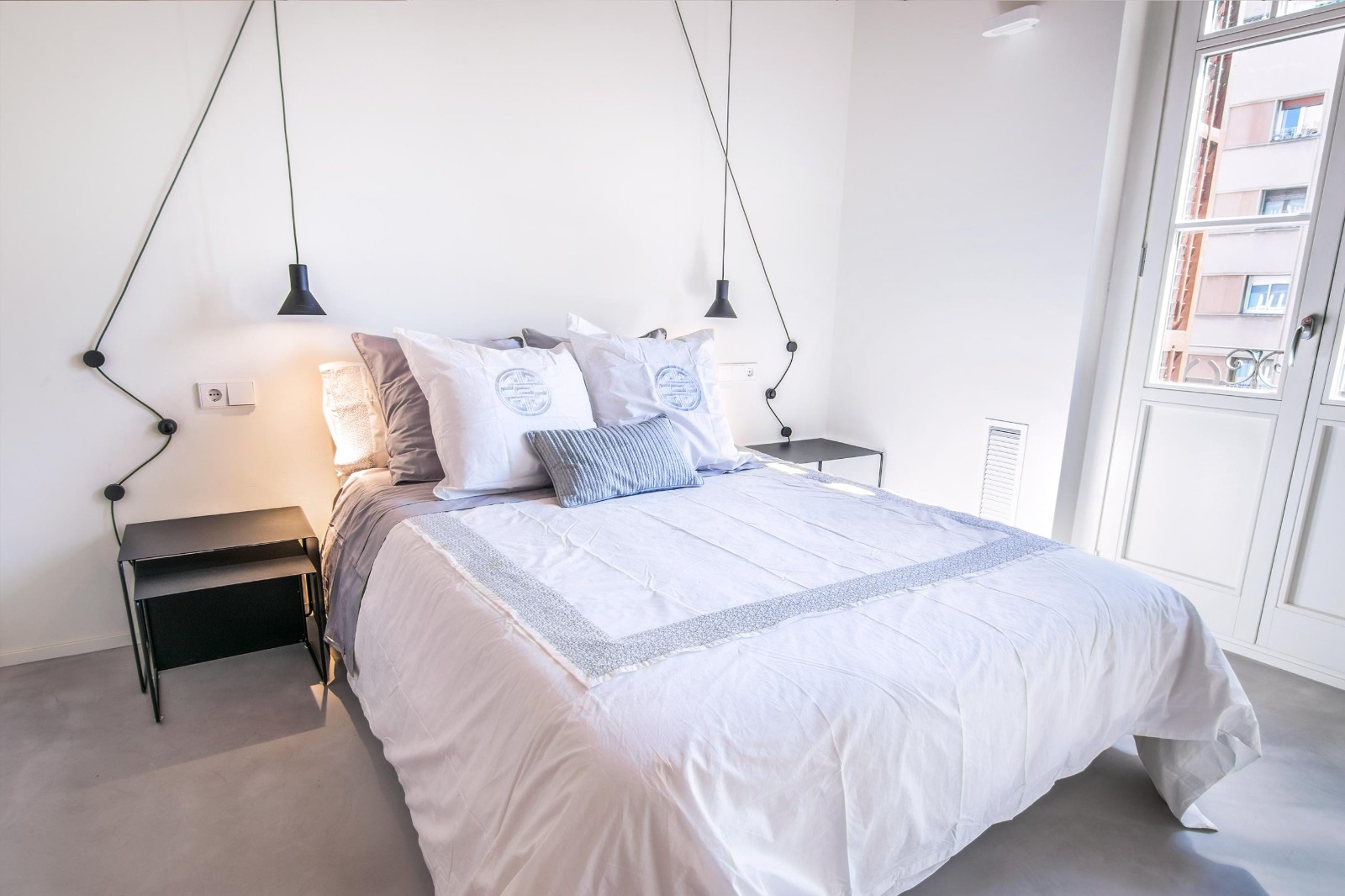 Dormitorio luminoso con carpintería de madera en Aragó 479