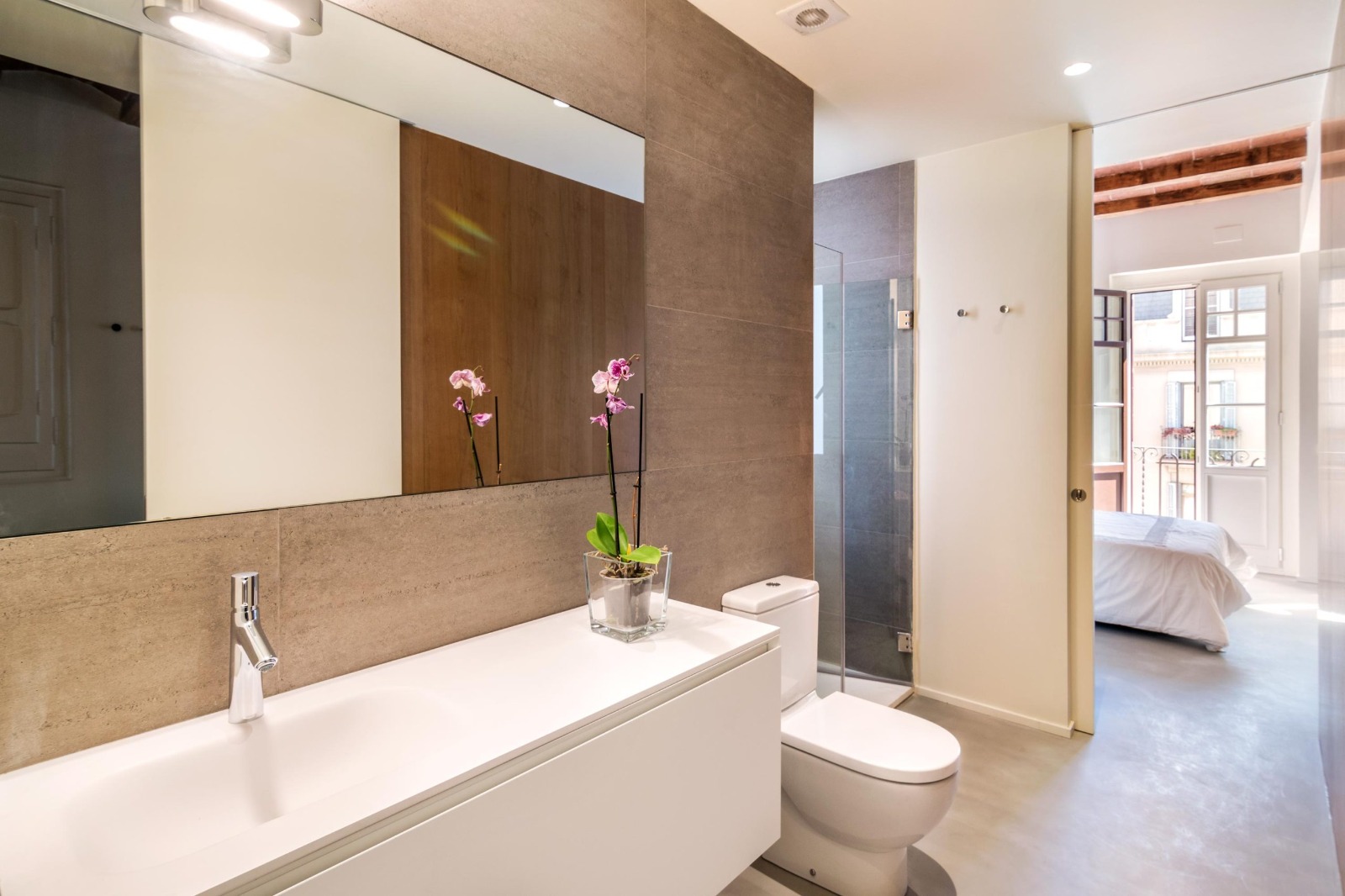 Baño contemporáneo de la vivienda rehabilitada en Aragó 479