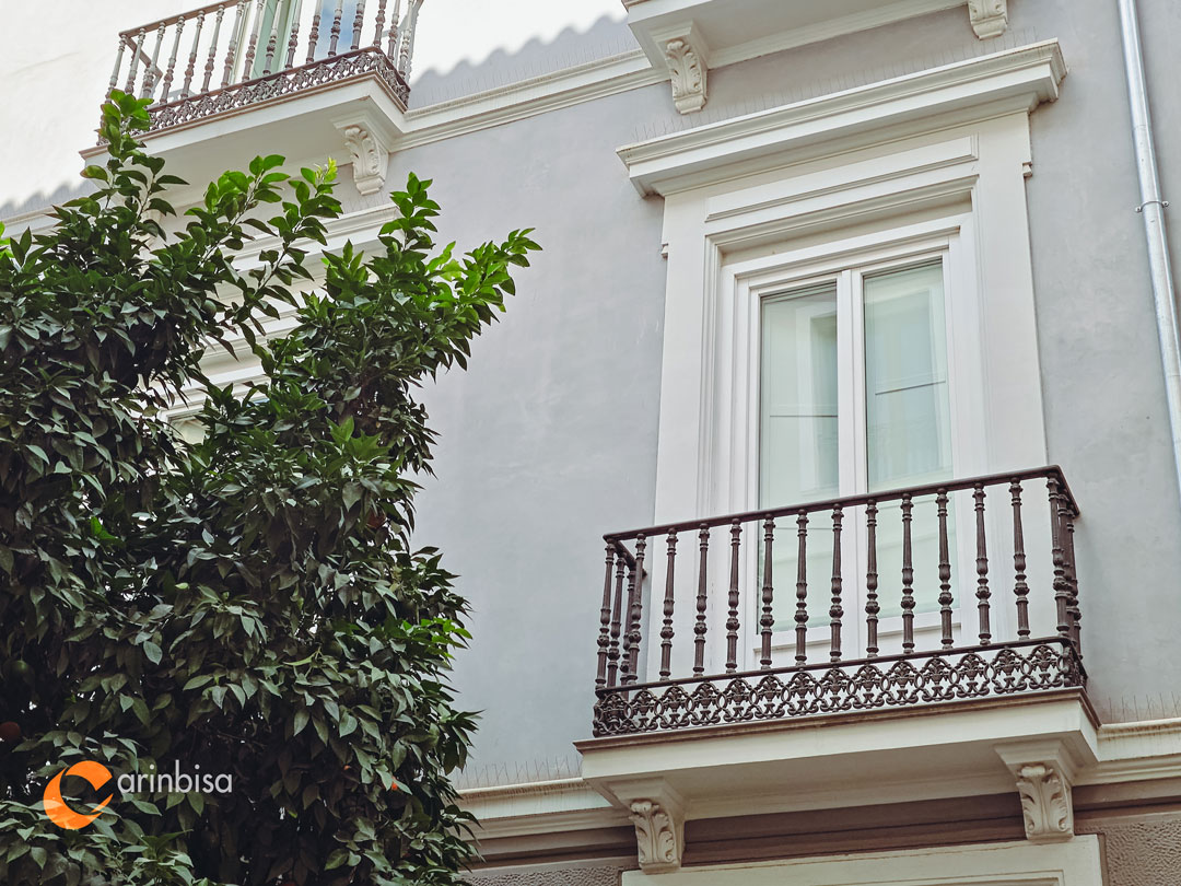 Ventanas de madera instaladas en apartamentos turísticos en el centro de Granada