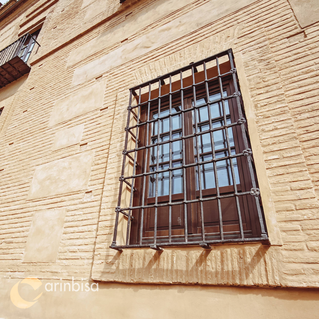 Ventana de madera Serie DJ68 en pino laminado teñido nogal