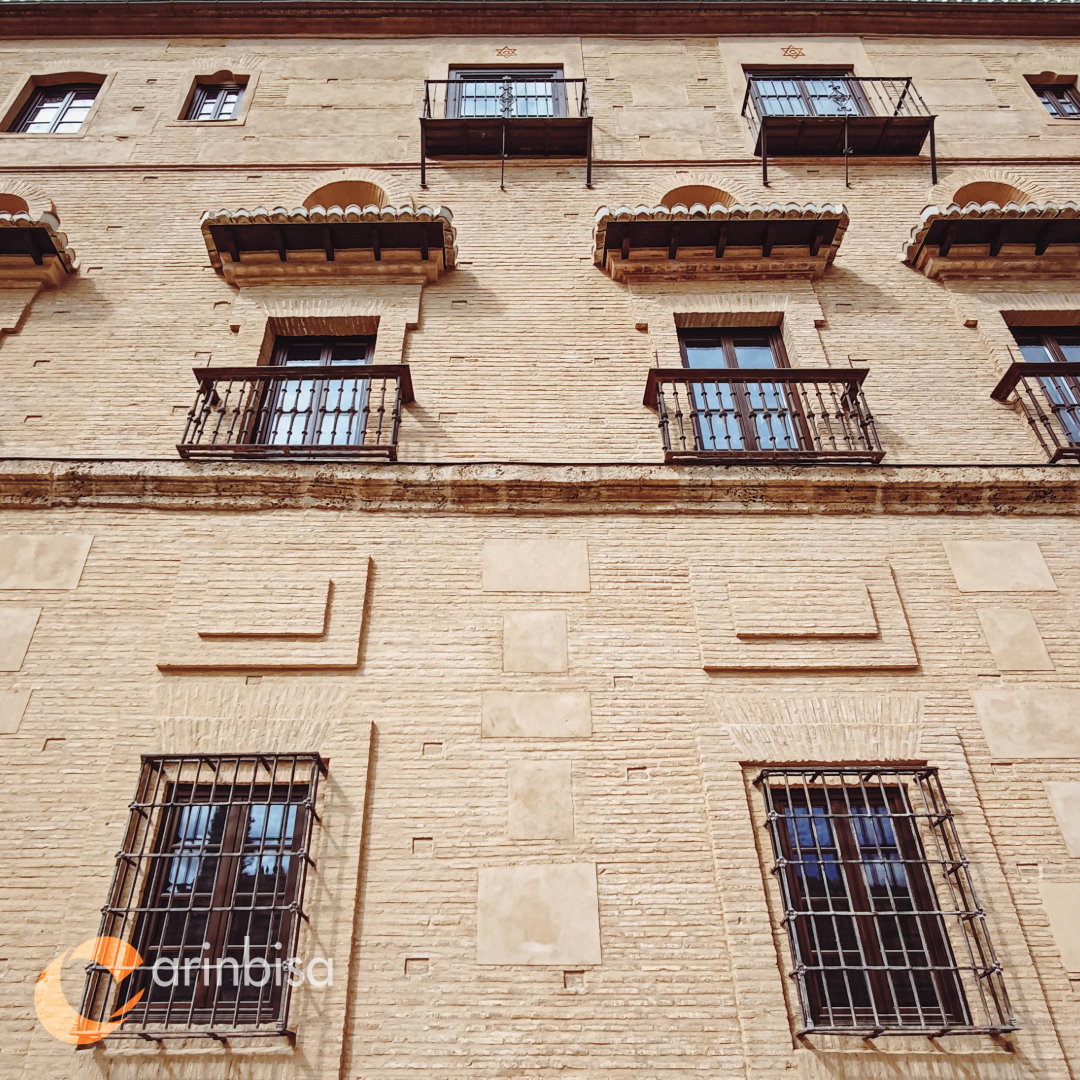 Ventanas de madera integradas en arquitectura histórica