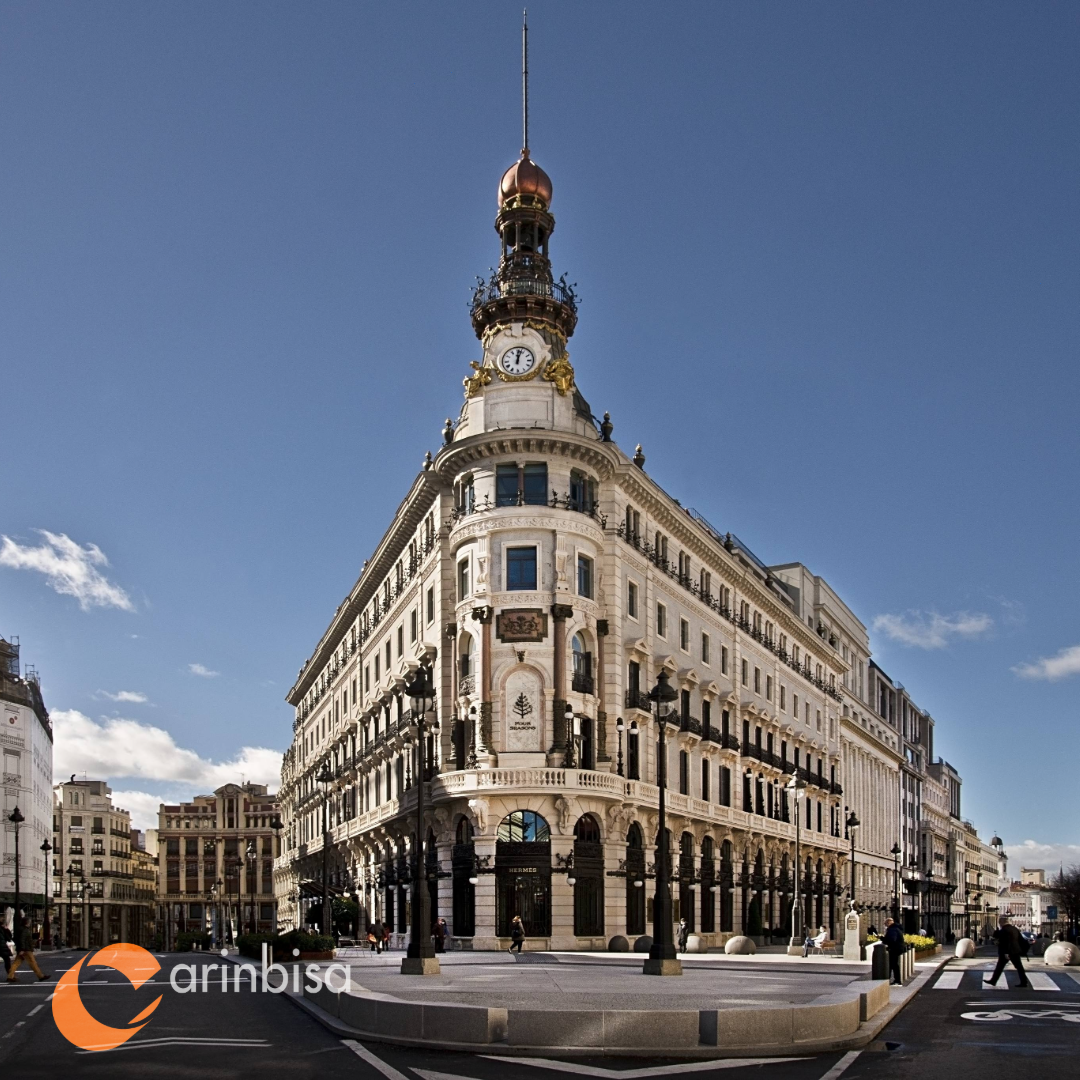 Ventanas de madera en la fachada histórica del Hotel Four Seasons Madrid