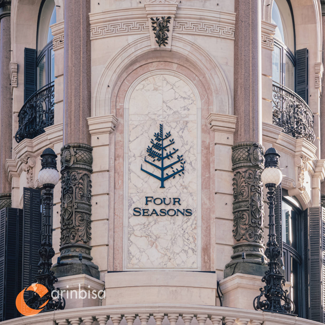 Fachada histórica con carpintería de madera en Madrid