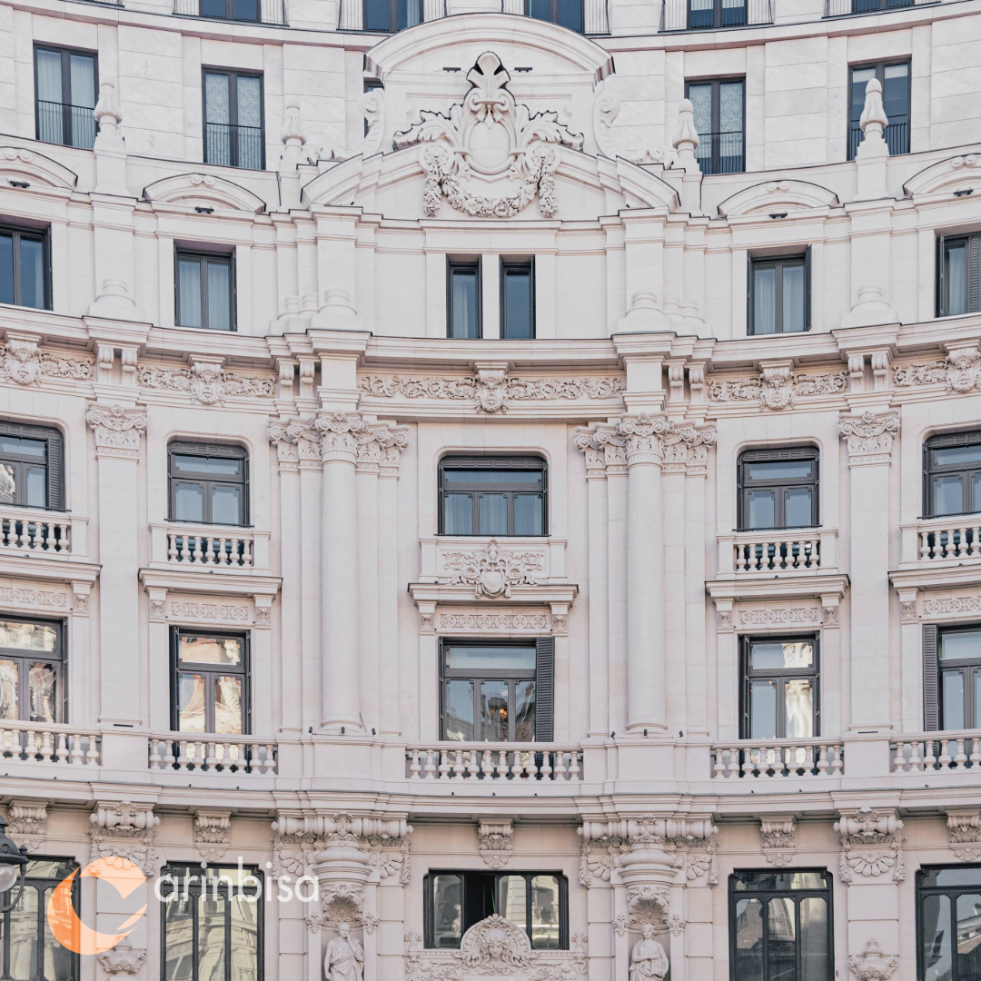 Detalle de ventana Serie V92 en pino laminado