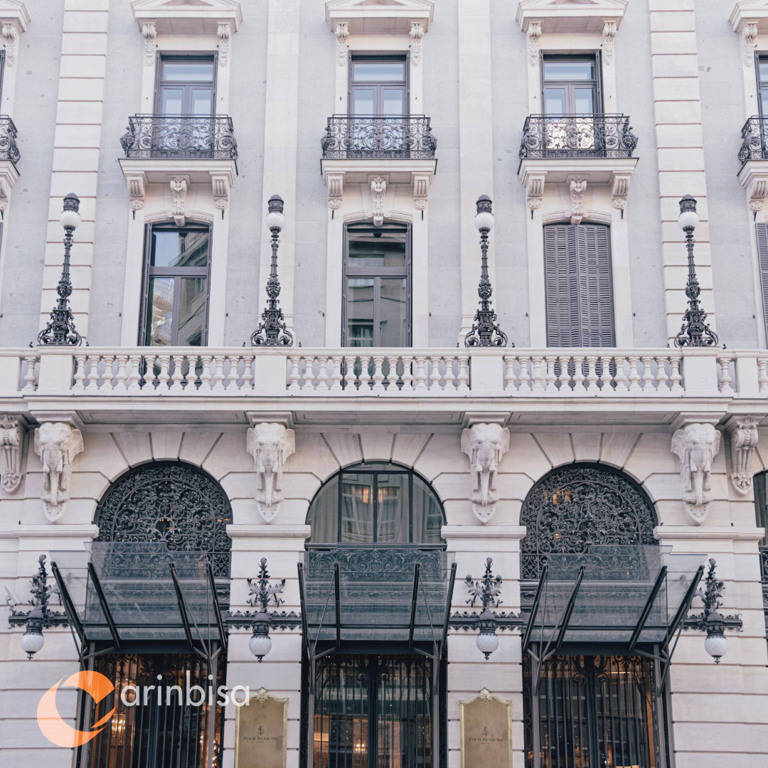 Ventanas de madera en fachada histórica