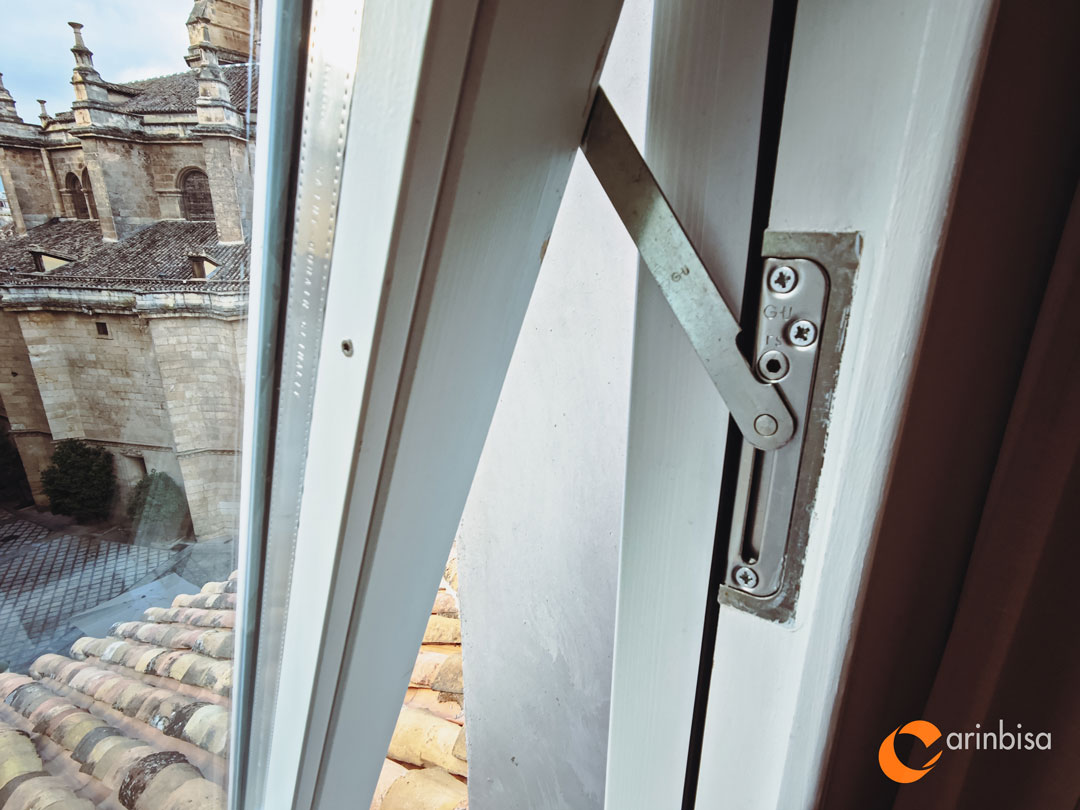 Detalle de ventanas de madera con aislamiento acústico