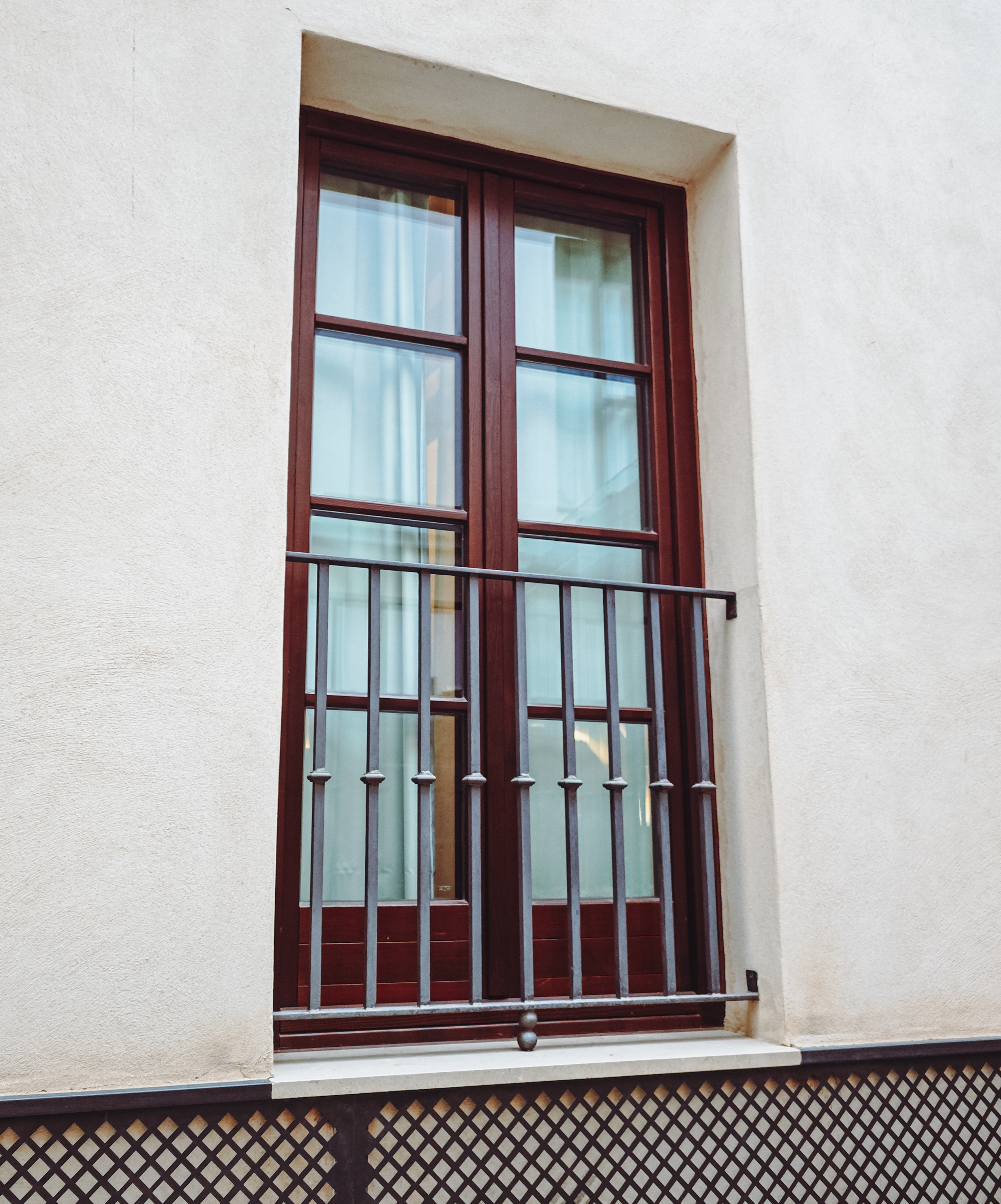 Ventana de madera instalada en uno de los patios interiores del edificio