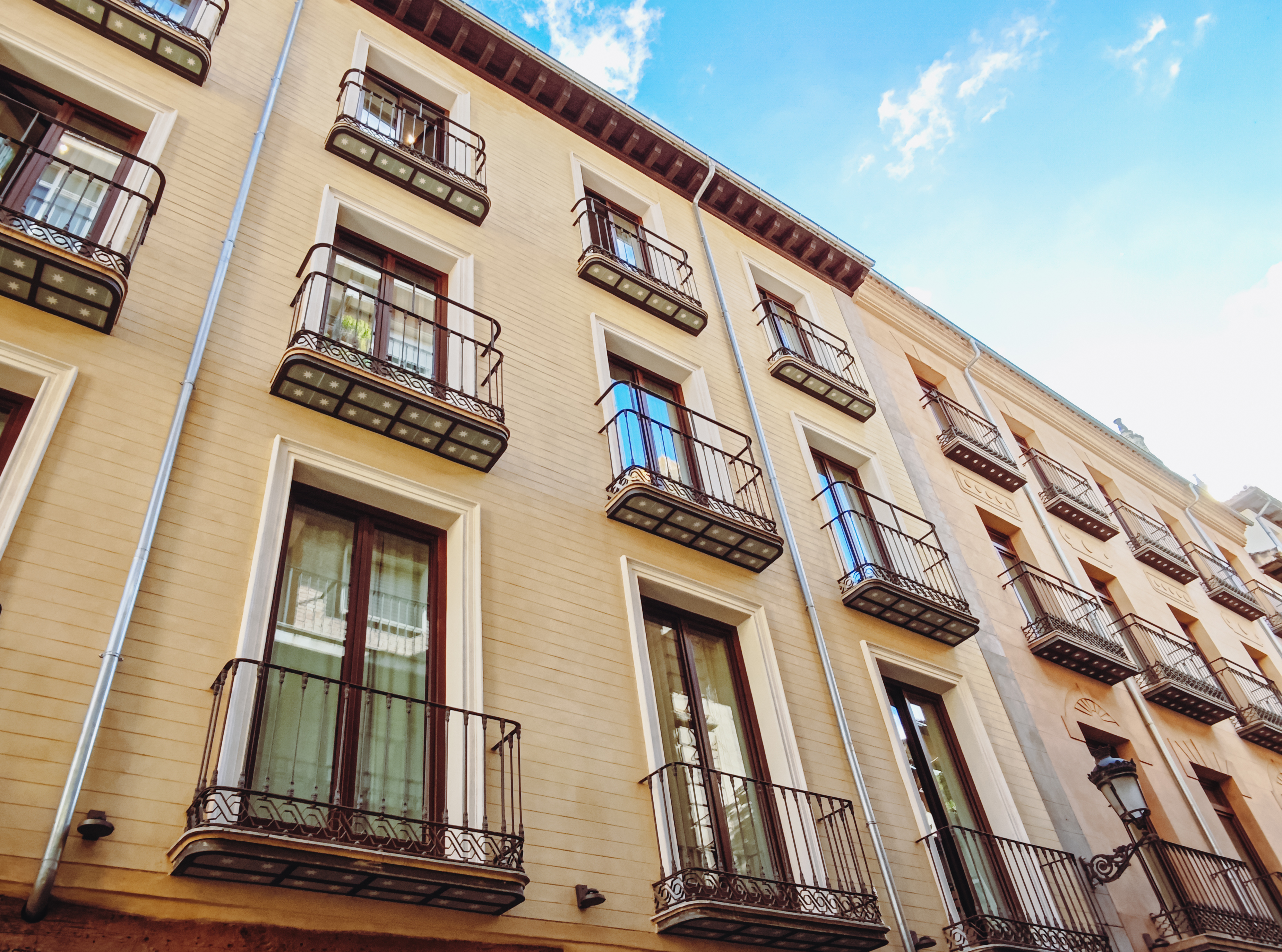 Perspectiva exterior de las ventanas y balcones de la fachada del hotel