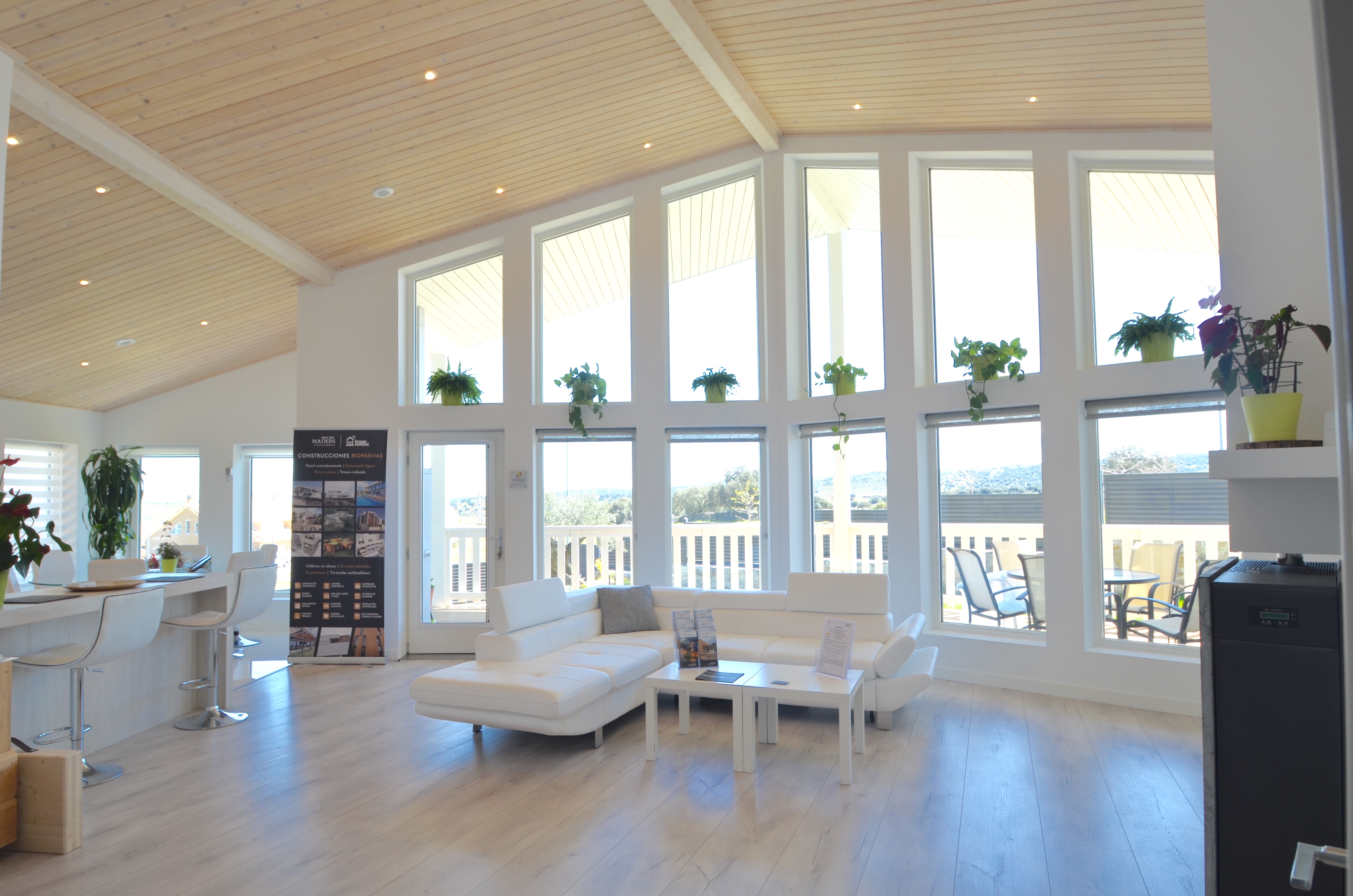 Interior Oficina 100x100 madera con ventana madera V92 en Blanco