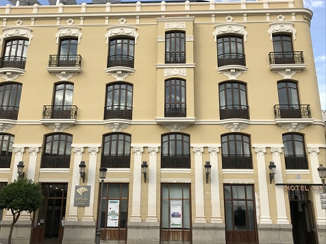 Fachada principal Hotel CATALONIA RONDA con ventanas madera DJ68