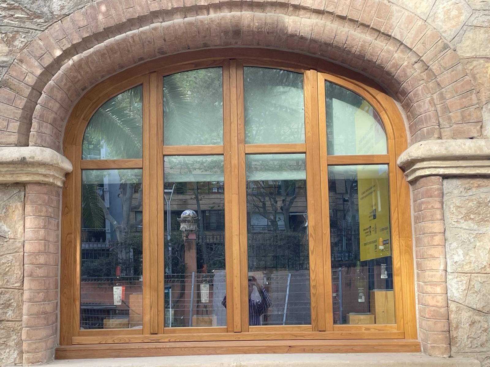 Ventana de madera con forma arqueada fabricada para la Estación Enológica de Reus