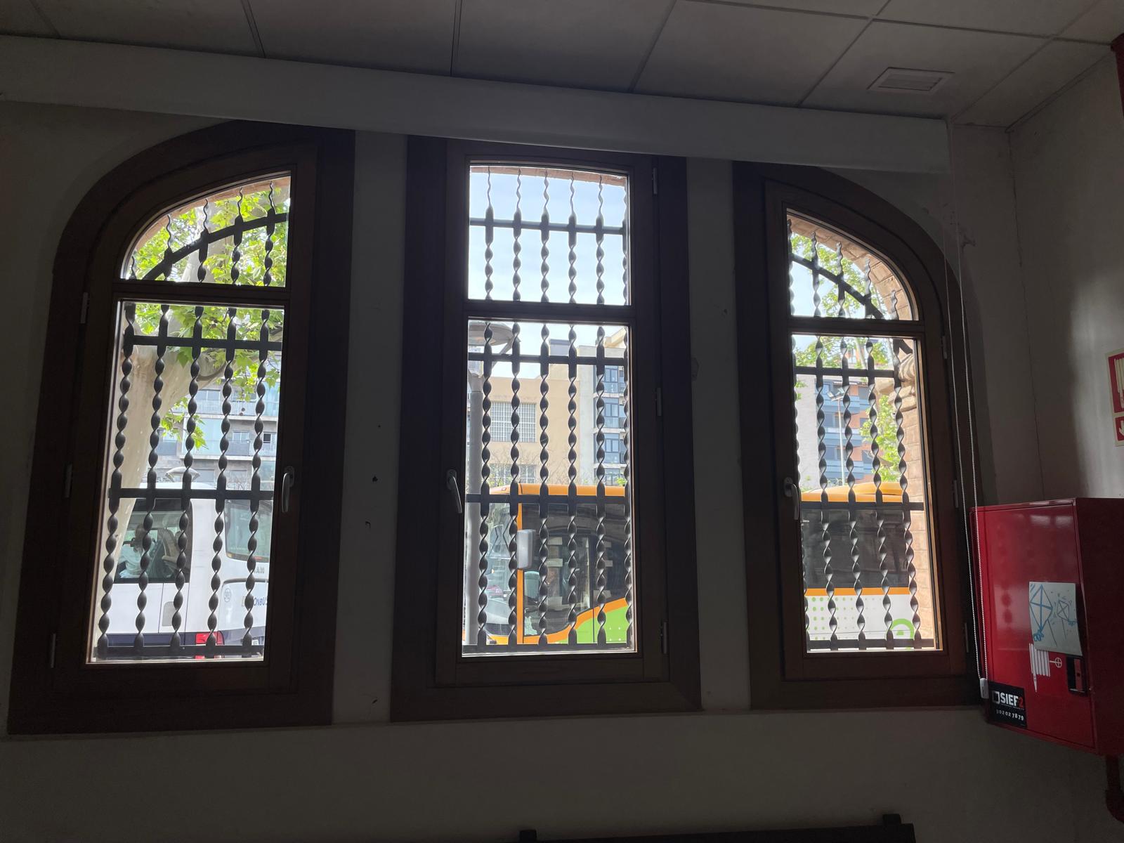 Carpinterías de madera vistas desde el interior de la Estación Enológica