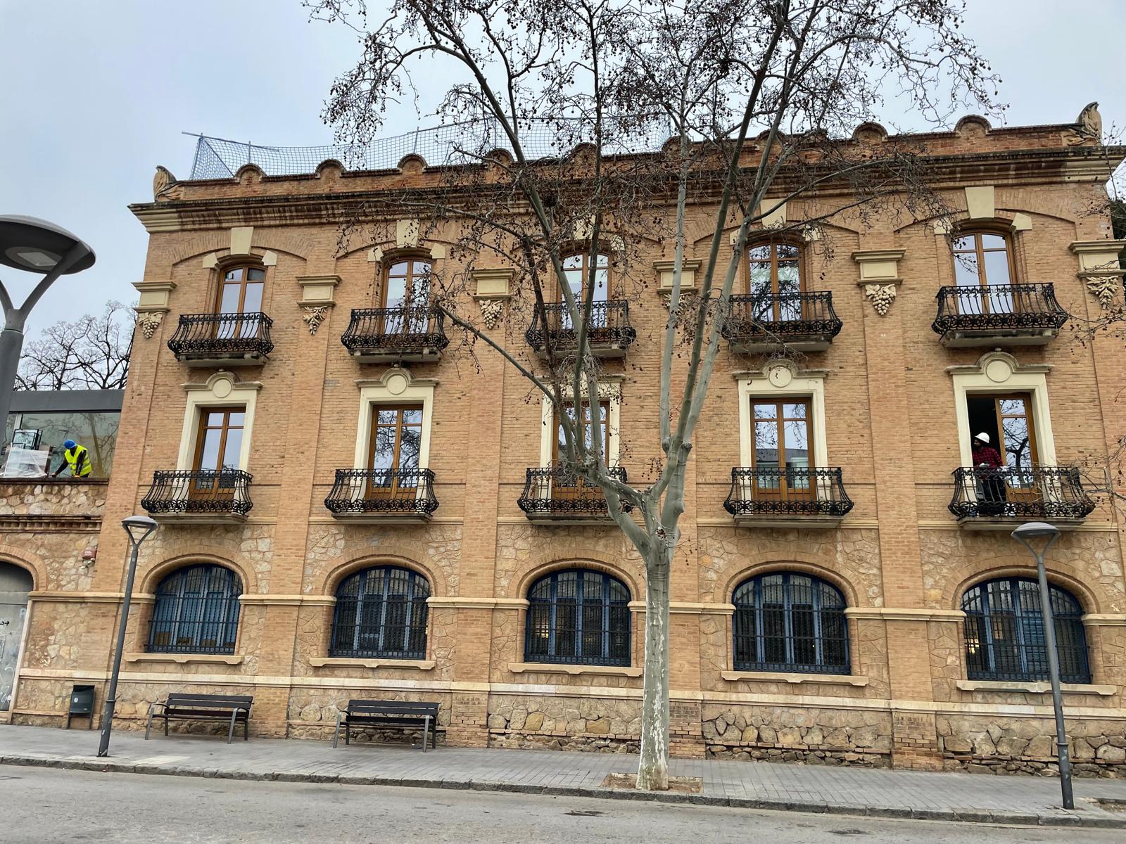 Fachada lateral de la Estación Enológica de Reus con balconeras de madera